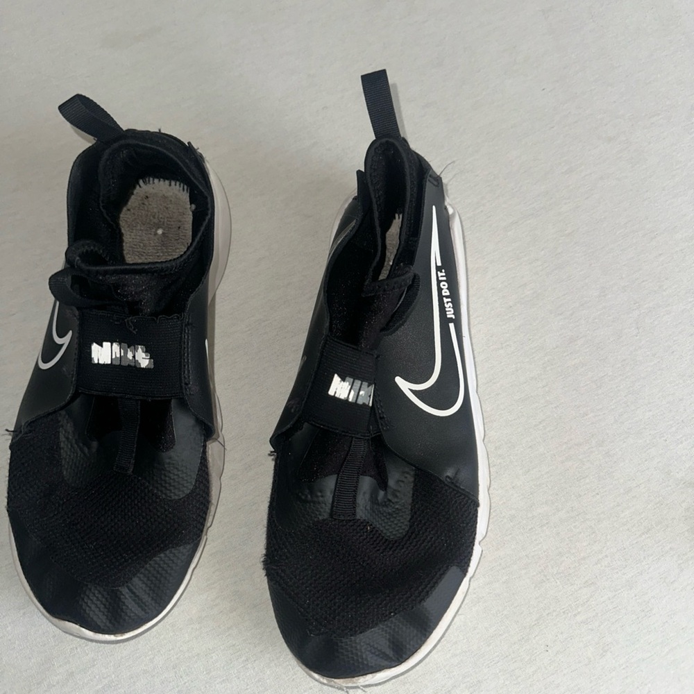 Nike Kids Size 6.5 Black Athletic Shoes.